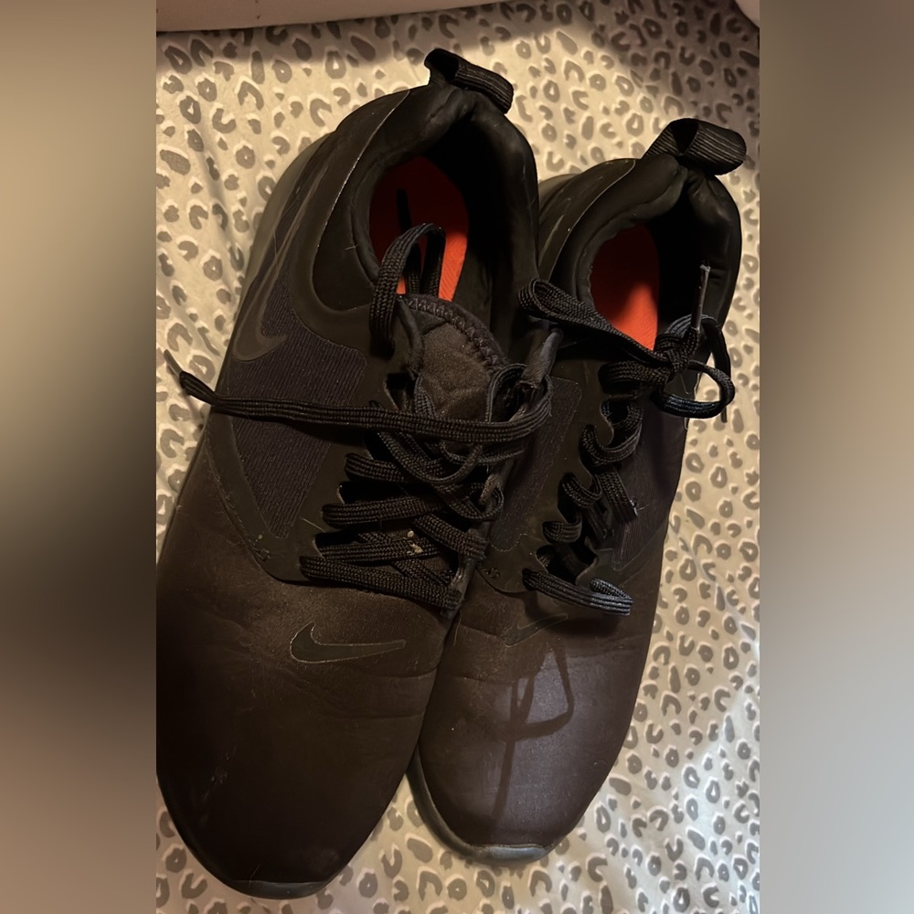 Size 10 women’s black Nikes
